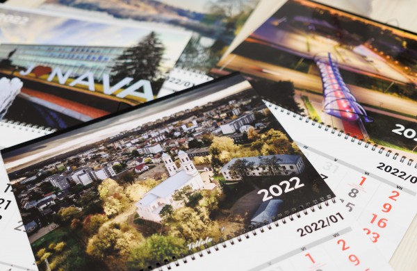 Fotokonkurso laureatams įteikti Jonavos kalendoriai