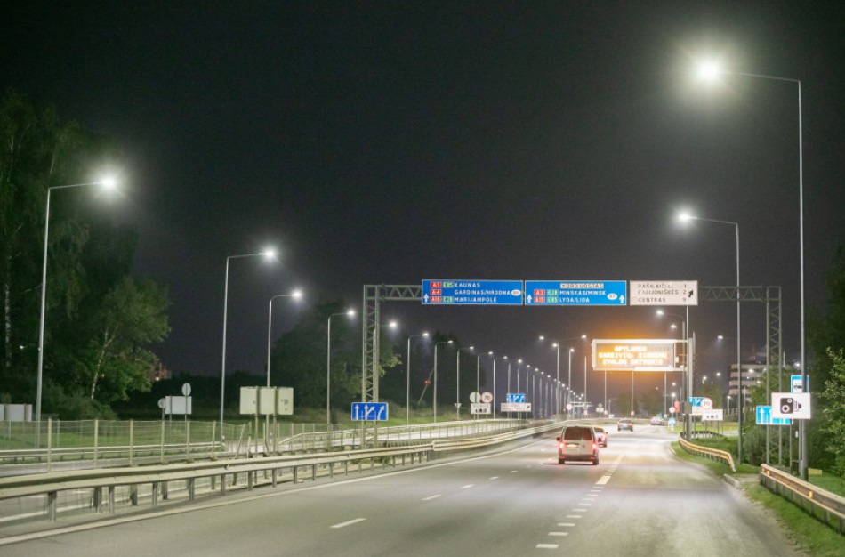 Keičiasi Kelių eismo taisyklės: ką reikia žinoti apie eismo tvarką greitėjimo ir lėtėjimo juostose