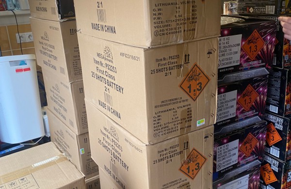 Rasta daugiau nei 400 vnt. pirotechnikos gaminių, kurių įsigijimo dokumentai pareigūnams nebuvo pateikti