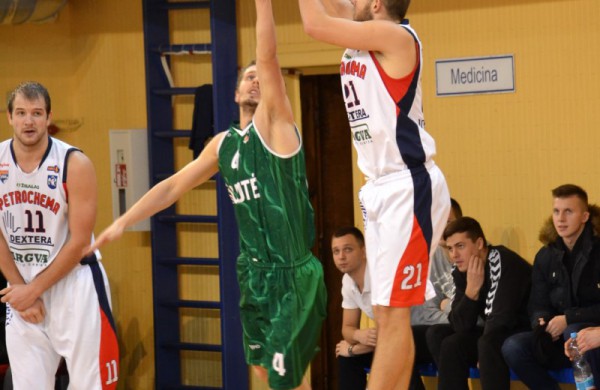 Savo aikštelėje Jonavos krepšininkai mačo pabaigoje susitvarkė su šilutiškiais