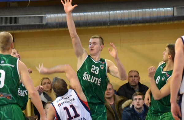 Savo aikštelėje Jonavos krepšininkai mačo pabaigoje susitvarkė su šilutiškiais