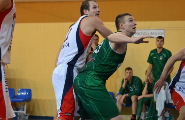 Savo aikštelėje Jonavos krepšininkai mačo pabaigoje susitvarkė su šilutiškiais