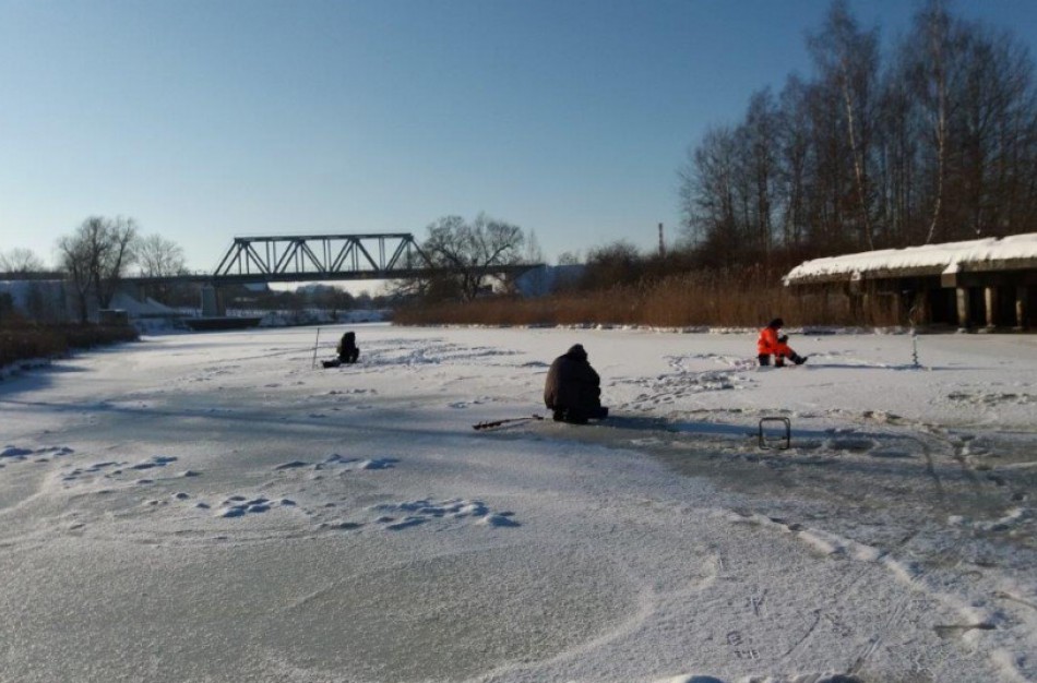 Policijos pareigūnai ragina ant užšalusių vandens telkinių elgtis itin atsargiai