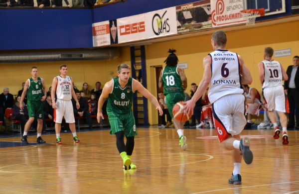 Savo aikštelėje Jonavos krepšininkai mačo pabaigoje susitvarkė su šilutiškiais