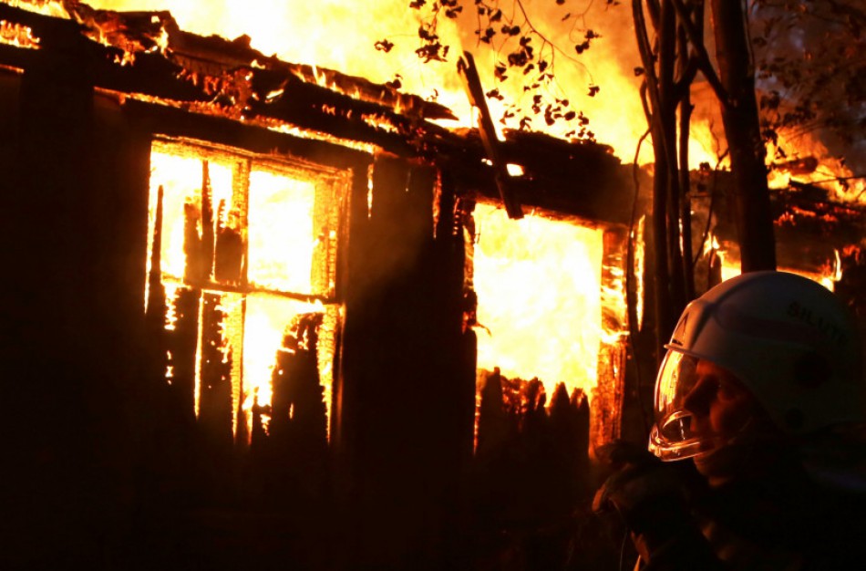 Skaruliuose degė pastatas