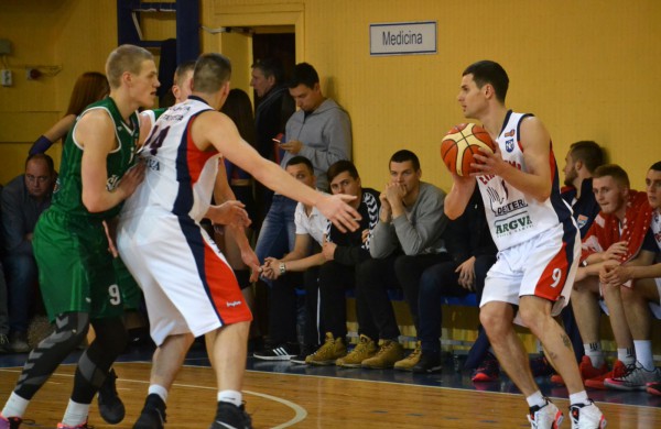 Savo aikštelėje Jonavos krepšininkai mačo pabaigoje susitvarkė su šilutiškiais