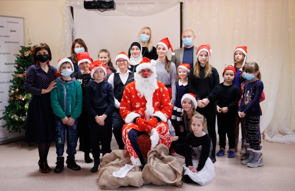 Kalėdinę nuotaiką dovanojo vaikų dienos centrams ir socialinių paslaugų įstaigoms