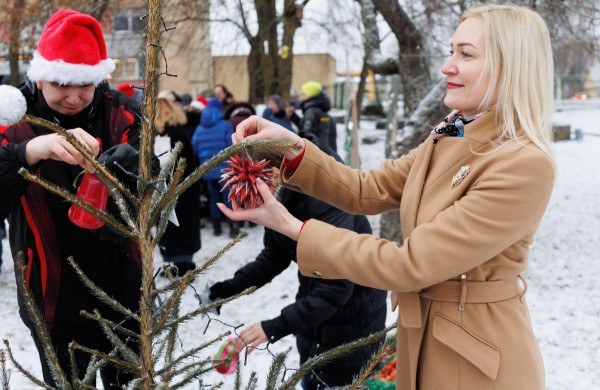 Kalėdinę nuotaiką dovanojo vaikų dienos centrams ir socialinių paslaugų įstaigoms
