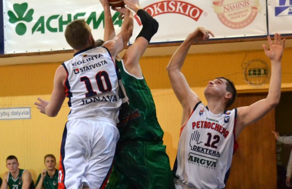 Savo aikštelėje Jonavos krepšininkai mačo pabaigoje susitvarkė su šilutiškiais