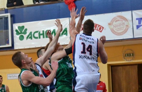 Savo aikštelėje Jonavos krepšininkai mačo pabaigoje susitvarkė su šilutiškiais