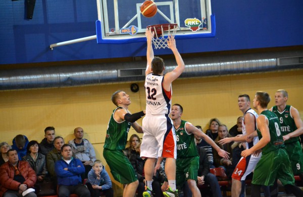 Savo aikštelėje Jonavos krepšininkai mačo pabaigoje susitvarkė su šilutiškiais