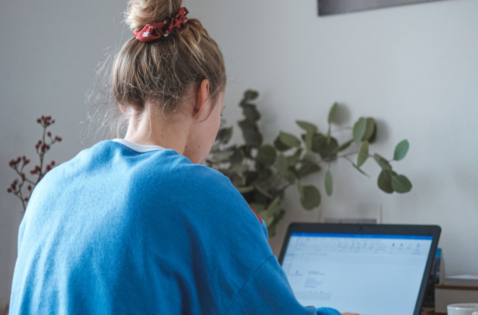 NVSC primena: susirgus COVID-19 nebūtina laukti specialistų skambučio, raginama pildyti anketą