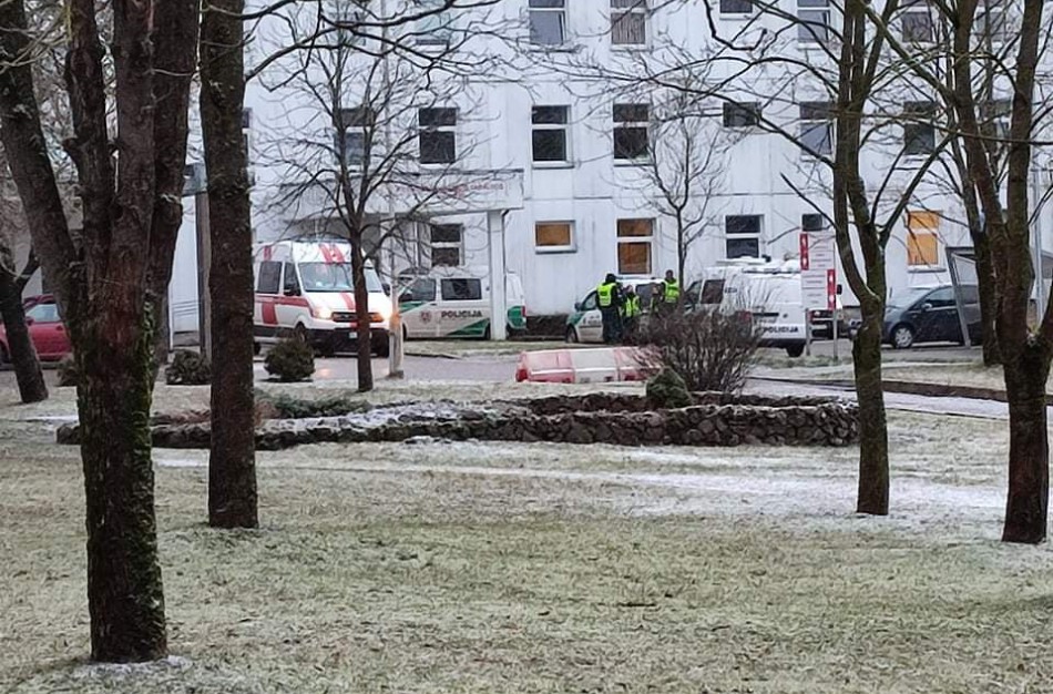 Šalia Jonavos ligoninės pastebėti keli policijos pareigūnų ekipažai: pranešta apie smurto atvejį
