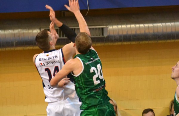 Savo aikštelėje Jonavos krepšininkai mačo pabaigoje susitvarkė su šilutiškiais