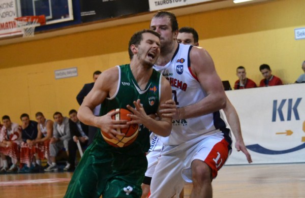 Savo aikštelėje Jonavos krepšininkai mačo pabaigoje susitvarkė su šilutiškiais