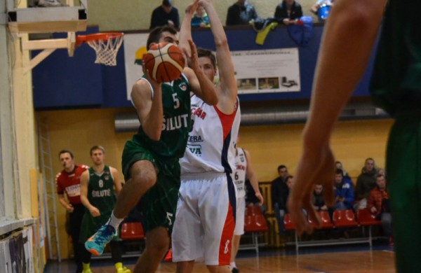 Savo aikštelėje Jonavos krepšininkai mačo pabaigoje susitvarkė su šilutiškiais