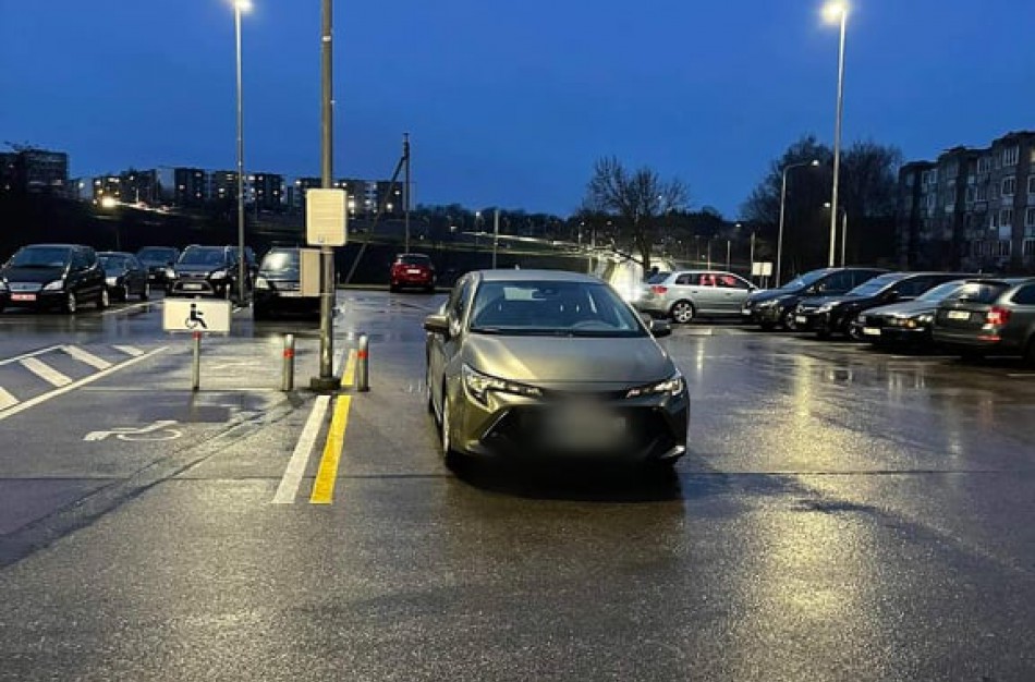Dėl neteisingo automobilių parkavimo šalia ,,LIDL" - ne vienas protokolas