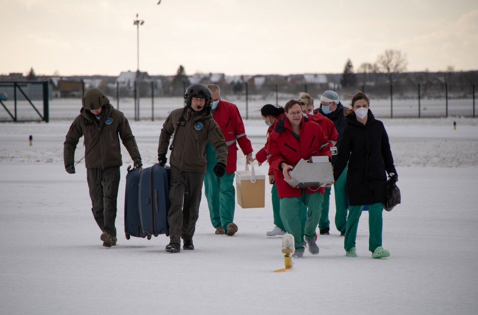 Neeilinė diena: donoro širdį į Kauną skraidino sraigtasparniu, Vilniuje transplantuoti vaiko inkstai