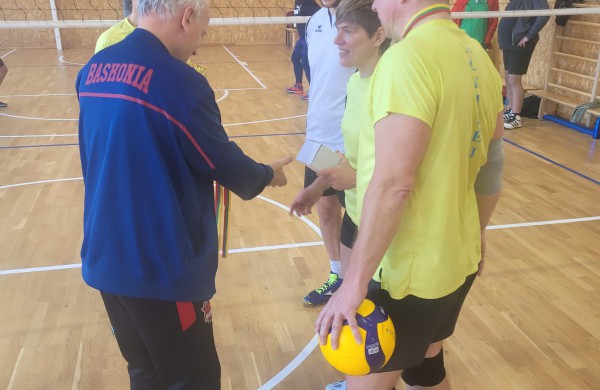 Iš sostinės sporto klubo ,,Achespo“ mėgėjų tinklinio ir krepšinio komandos grįžo su apdovanojimais