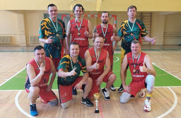 Iš sostinės sporto klubo ,,Achespo“ mėgėjų tinklinio ir krepšinio komandos grįžo su apdovanojimais