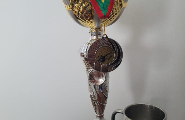 Iš sostinės sporto klubo ,,Achespo“ mėgėjų tinklinio ir krepšinio komandos grįžo su apdovanojimais