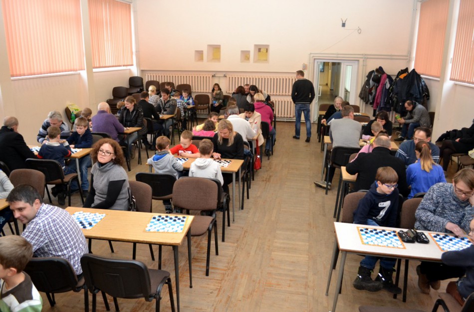 Šeimų laisvalaikis prie šaškių lentų