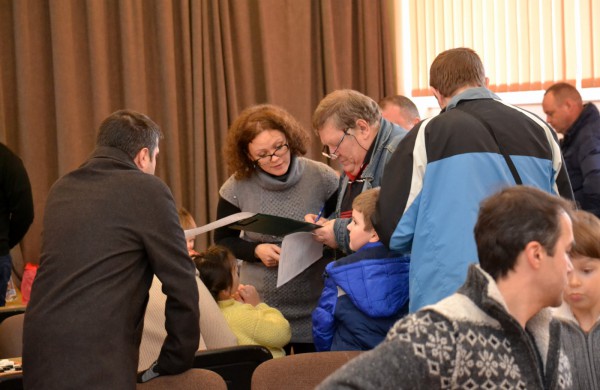 Šeimų laisvalaikis prie šaškių lentų