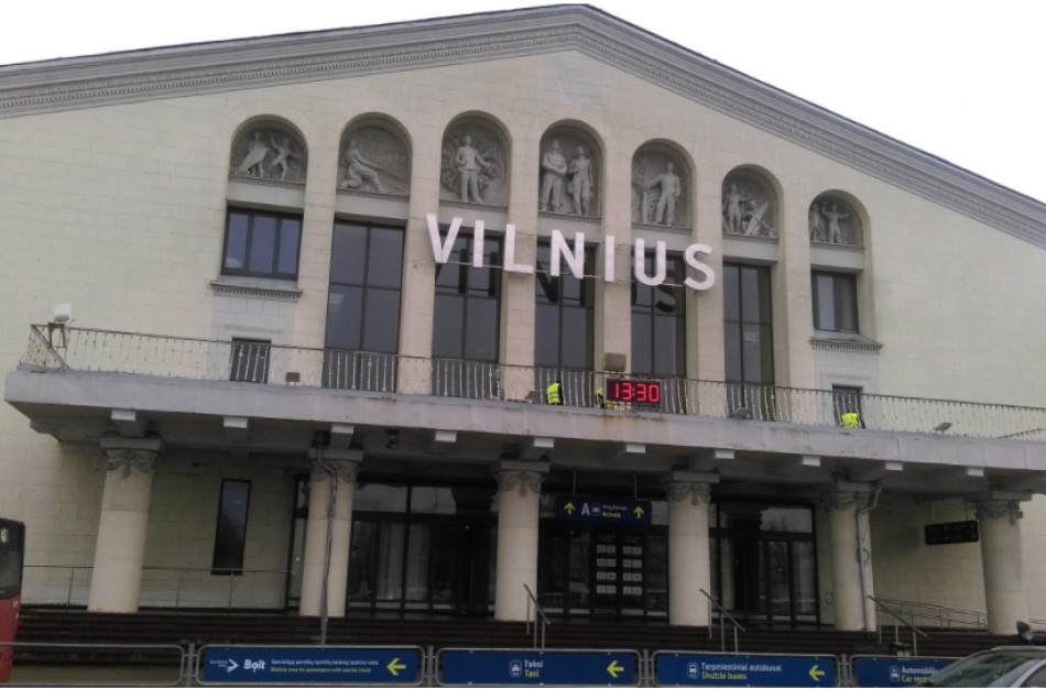 Pusšimtis Anglijos pareigūnų parskraidino šios šalies įstatymus pažeidusių lietuvių dvyliktuką