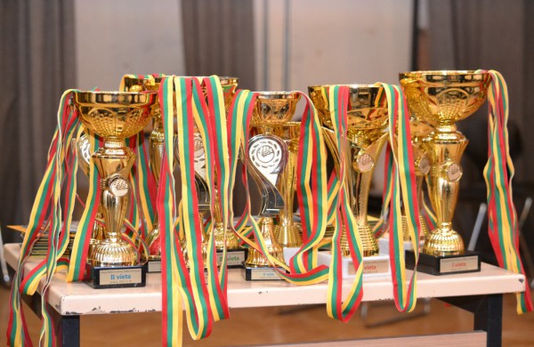 Šeimų laisvalaikis prie šaškių lentų