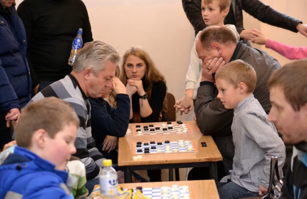 Šeimų laisvalaikis prie šaškių lentų