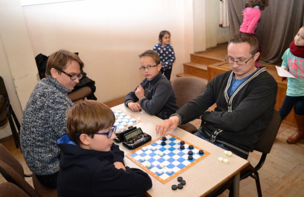 Šeimų laisvalaikis prie šaškių lentų