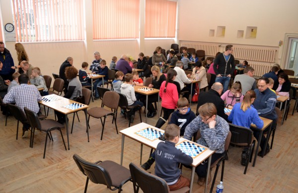 Šeimų laisvalaikis prie šaškių lentų