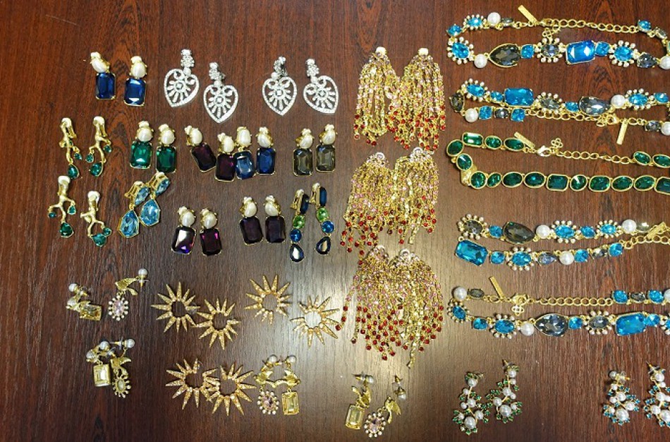 Pernai Lietuvos muitinė sulaikė neįprastai daug padirbtų papuošalų