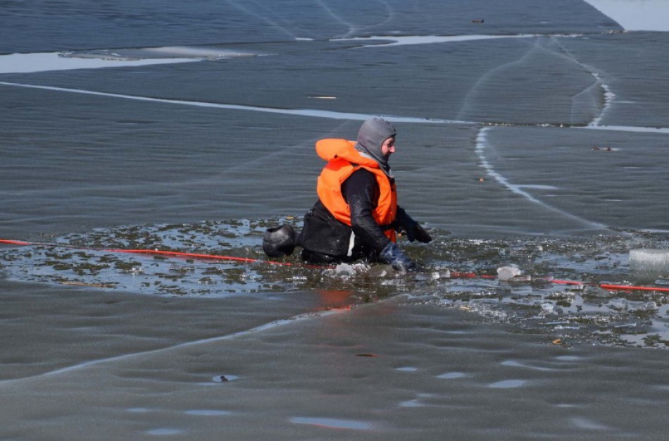 Ką daryti, jei matote įlūžusį skęstantį žmogų