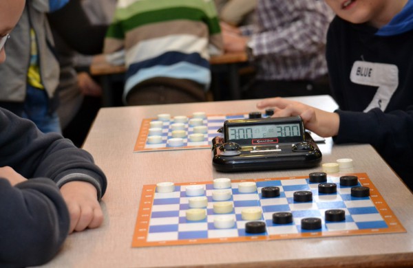 Šeimų laisvalaikis prie šaškių lentų