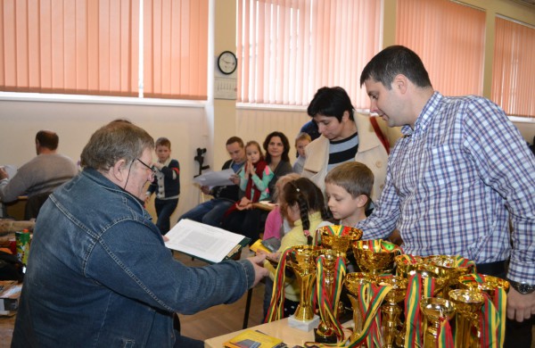 Šeimų laisvalaikis prie šaškių lentų