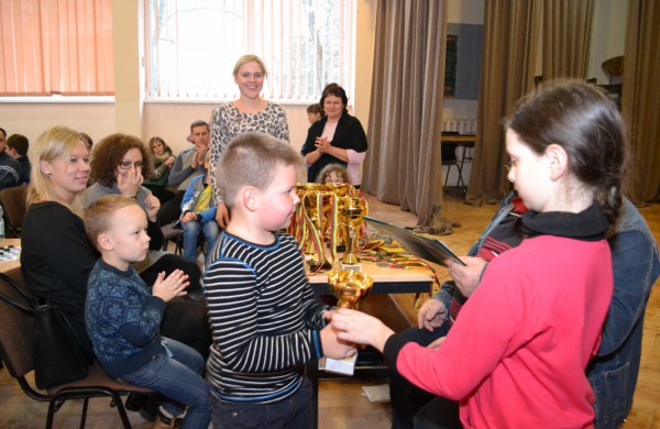 Šeimų laisvalaikis prie šaškių lentų