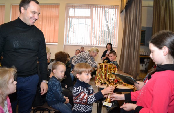 Šeimų laisvalaikis prie šaškių lentų