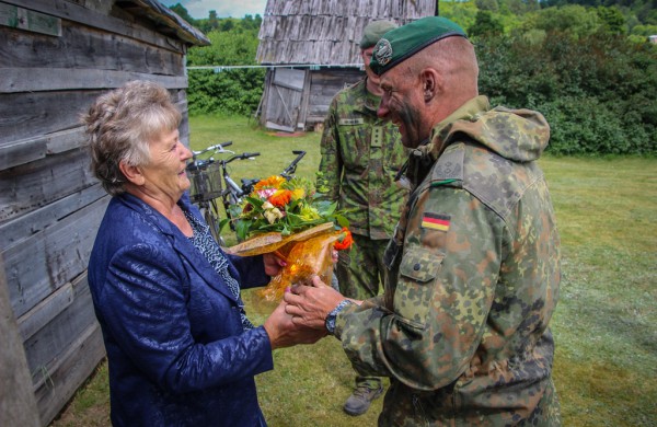 Pirmasis NATO priešakinių pajėgų Lietuvoje vadas: apie tvirtą Aljanso solidarumą ir tai, kas sąjungininkų karius Rukloje džiugina labiausiai