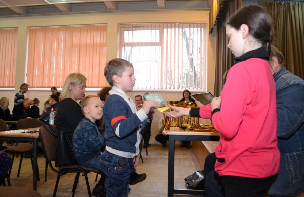 Šeimų laisvalaikis prie šaškių lentų