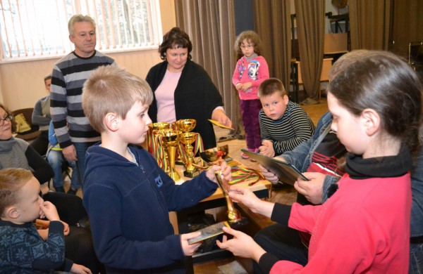 Šeimų laisvalaikis prie šaškių lentų