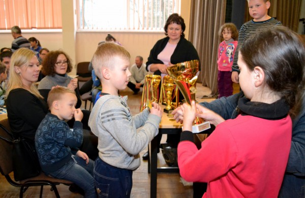 Šeimų laisvalaikis prie šaškių lentų