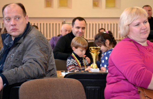 Šeimų laisvalaikis prie šaškių lentų