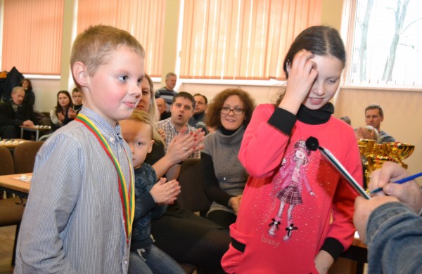 Šeimų laisvalaikis prie šaškių lentų