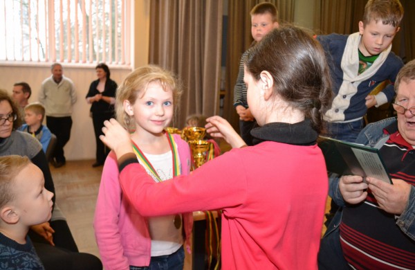 Šeimų laisvalaikis prie šaškių lentų