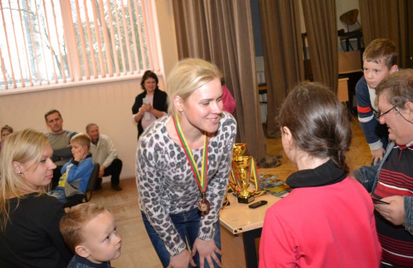 Šeimų laisvalaikis prie šaškių lentų