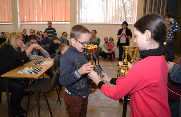 Šeimų laisvalaikis prie šaškių lentų