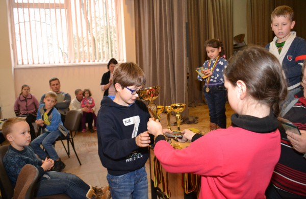 Šeimų laisvalaikis prie šaškių lentų