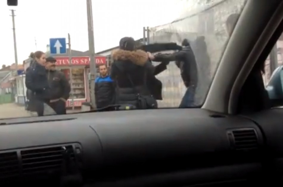 Prie Jonavos turgaus – romų muštynės (video)