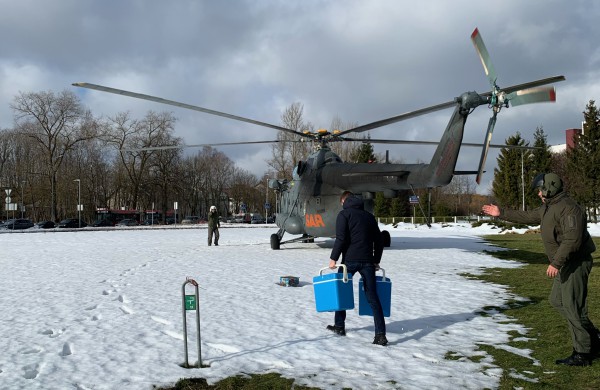 Karinis sraigtasparnis iš Rygos skubiai atgabeno donoro kepenis